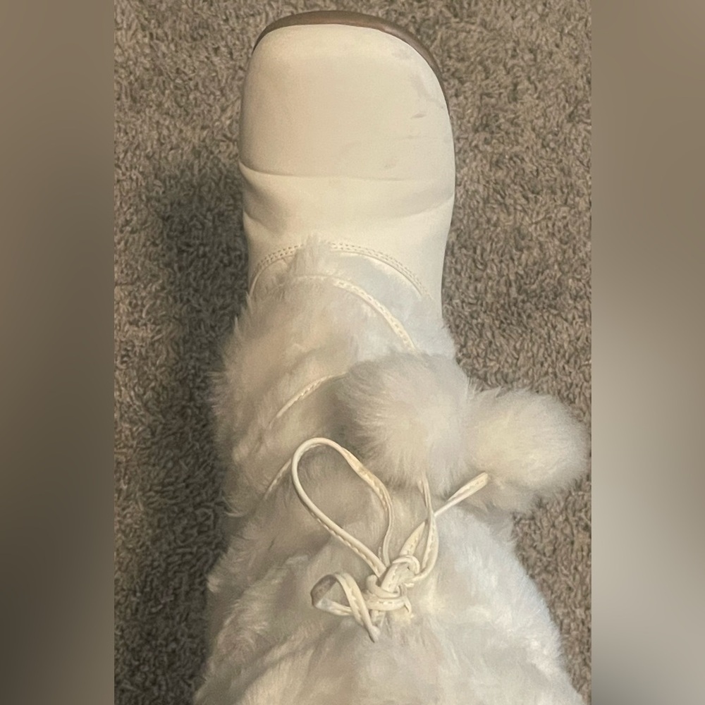 Women's White Faux-Fur Pom-Pom Winter Boots - Picture 10 of 11